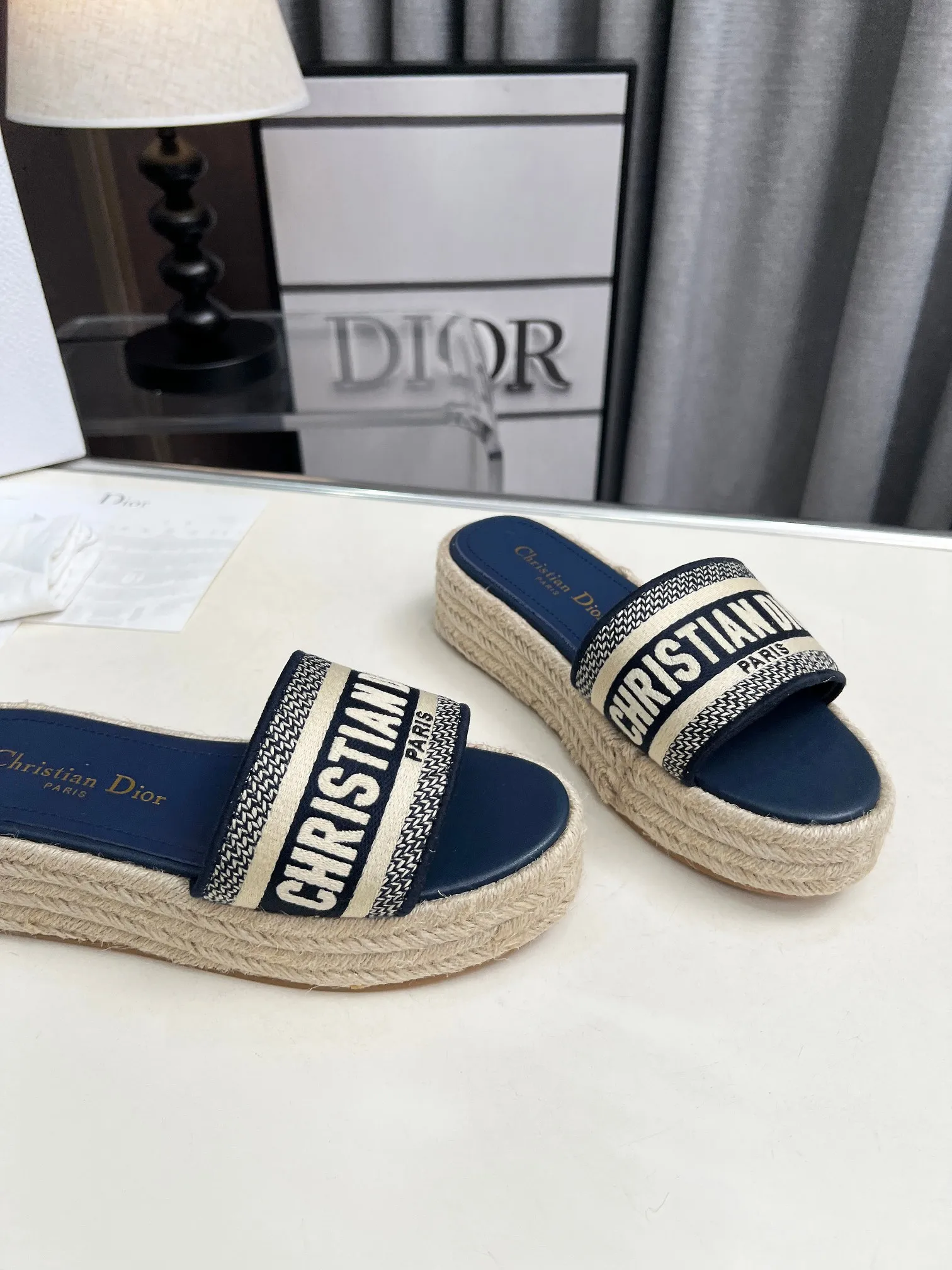 👟👟Ex-factory price 420👟👟 Dior's new spring and summer IVIETA DWAY jelly-colored flat-soled one-slip women's shoes with CD letter logo three-dimensional embroidery thick-soled round-toe open-toe slippers. The original version is developed to be the top version on the market. It feels soft and delicate on the feet and is extremely comfortable. Material: Upper imported raffia electric embroidery high-temperature water-soluble cotton technical fabric + water-dyed cowhide foot pad lining + original consistent combination outsole Outsole: original outsole Size: 35-42 (40.41.42 custom-made, non-refundable and non-exchangeable)
